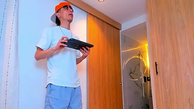 Snapshot of TheBatMansion chatting on February 2026 04:34:01 AM TheBatMansion online show from February 2026 04:34:01 AM