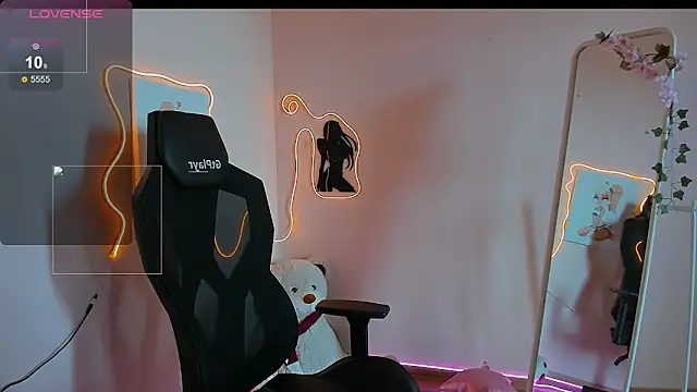 AliceeinWonderlanddd online show from April 2026 04:47:01 AM