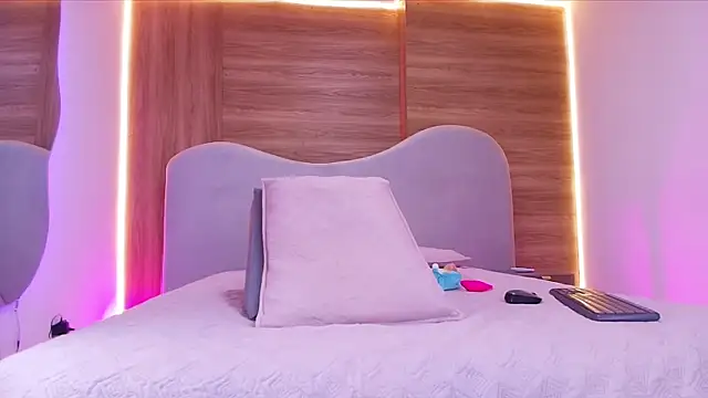 shaina adams online show from March 2026 12:01:01 PM