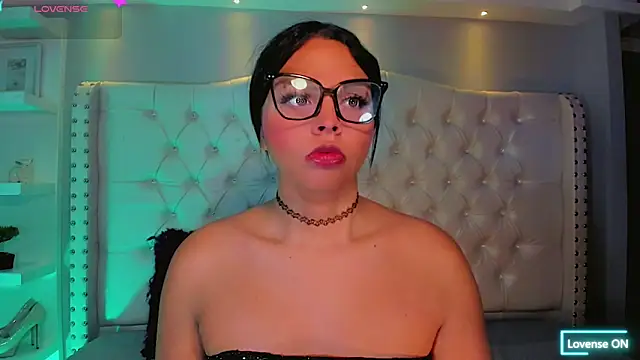 Maia Hotts online show from June 2026 07:57:02 PM