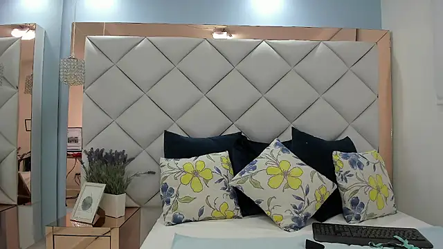 crystalstonee online show from April 2026 09:43:01 PM