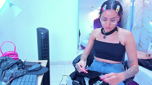 crystalstonee online show from February 2026 10:07:01 PM