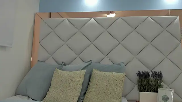 crystalstonee online show from April 2026 10:25:02 PM