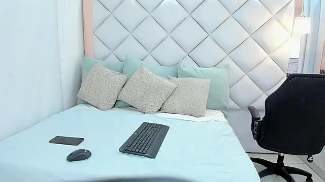 crystalstonee online show from June 2026 08:32:02 PM