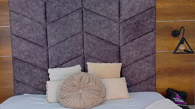 AnnieRouse   online show from April 2026 11:39:01 AM