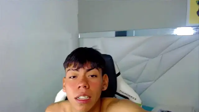 Liarr  online show from April 2026 09:39:33 PM