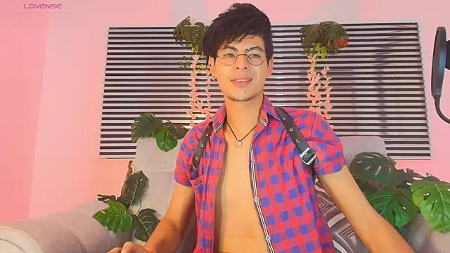 ThiiagoSaeenz online show from May 2026 05:48:01 AM