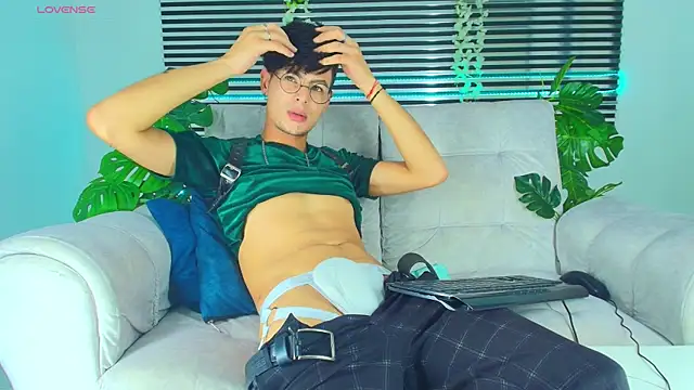 ThiiagoSaeenz online show from April 2026 09:50:02 PM