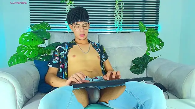 ThiiagoSaeenz online show from April 2026 05:50:02 PM