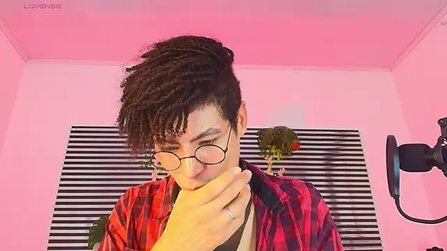 ThiiagoSaeenz online show from May 2026 04:45:01 PM