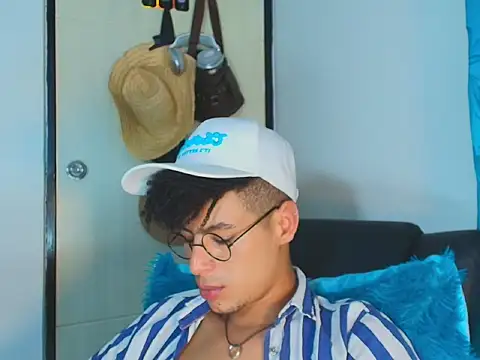 ThiiagoSaeenz online show from June 2026 12:32:02 AM