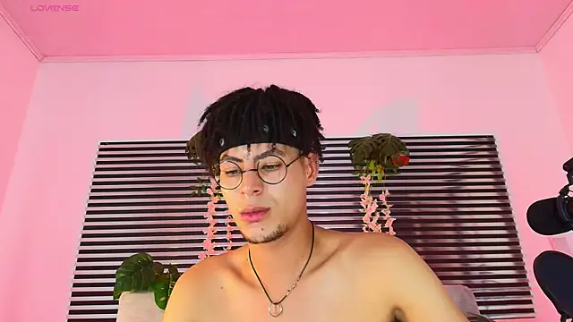 ThiiagoSaeenz online show from June 2026 03:45:02 AM