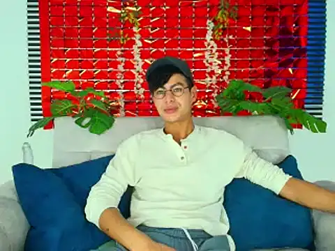 ThiiagoSaeenz online show from February 2026 06:18:02 PM