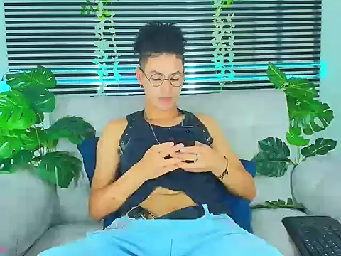 ThiiagoSaeenz online show from April 2026 04:41:01 PM