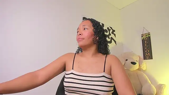 Snapshot of Nia13 chatting on February 2026 01:05:02 AM Nia13 online show from February 2026 01:05:02 AM