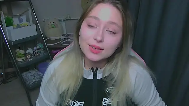 Snapshot of Emiliaaah chatting on February 2026 01:49:02 PM Emiliaaah online show from February 2026 01:49:02 PM