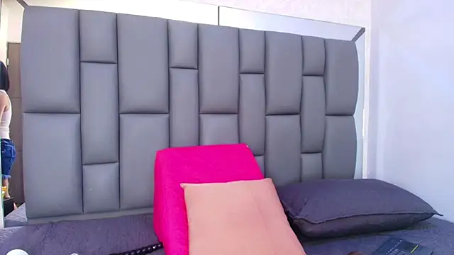 melany roberts  online show from April 2026 03:14:02 AM