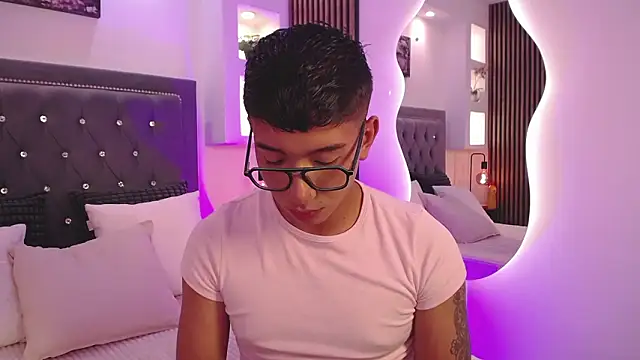 Snapshot of Fancy_Vixen chatting on February 2026 03:18:01 AM Fancy Vixen online show from February 2026 03:18:01 AM