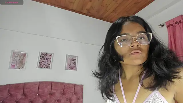 luna velveth online show from April 2026 10:32:01 AM