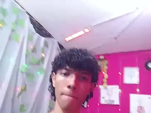 Snapshot of bigcock_twinks chatting on February 2026 04:58:01 AM bigcock twinks online show from February 2026 04:58:01 AM