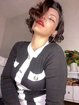 eva luz online show from April 2026 10:11:02 PM