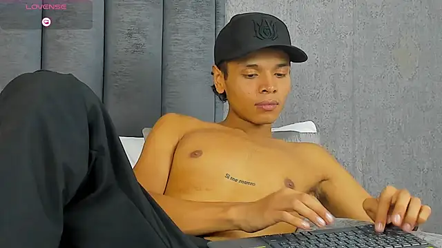 Alejandroo Montenegro online show from March 2026 02:04:02 AM