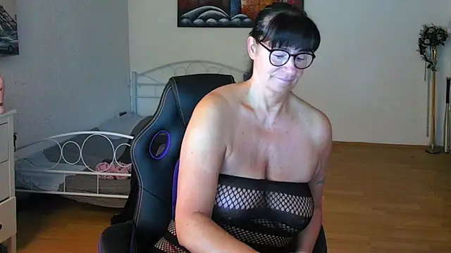 Snapshot of Sylly chatting on May 2026 06:07:02 AM Sylly online show from May 2026 06:07:02 AM