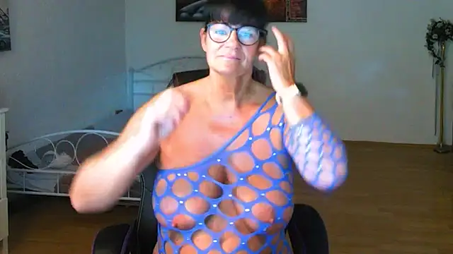 Snapshot of Sylly chatting on June 2026 05:40:02 AM Sylly online show from June 2026 05:40:02 AM