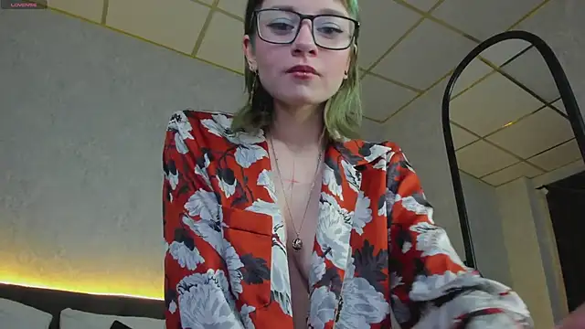 Snapshot of Scarle_Whisper chatting on February 2026 01:17:01 AM Scarle Whisper online show from February 2026 01:17:01 AM