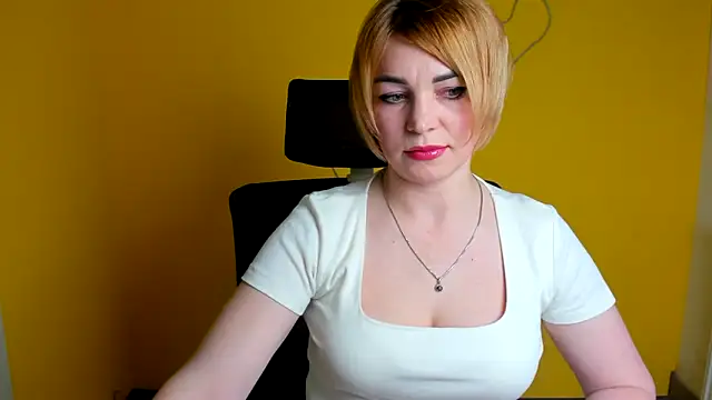 Snapshot of CuttieEmma chatting on April 2026 11:47:01 AM CuttieEmma online show from April 2026 11:47:01 AM
