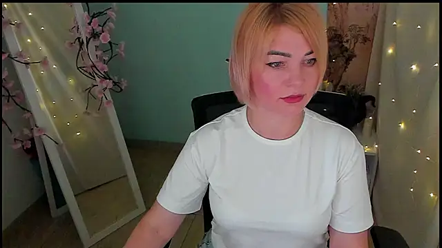 Snapshot of CuttieEmma chatting on June 2026 07:14:02 AM CuttieEmma online show from June 2026 07:14:02 AM