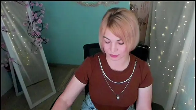 Snapshot of CuttieEmma chatting on June 2026 01:11:02 PM CuttieEmma online show from June 2026 01:11:02 PM