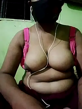 Romantic-Couple999 online show from May 2026 06:33:01 PM