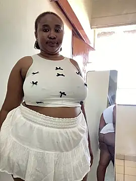 Snapshot of MeekyCurvyAss chatting on May 2026 01:26:01 PM MeekyCurvyAss online show from May 2026 01:26:01 PM