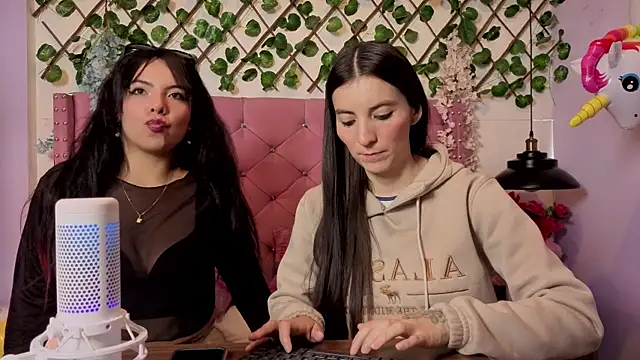 Valkiria-and-Dione online show from April 2026 07:28:02 PM