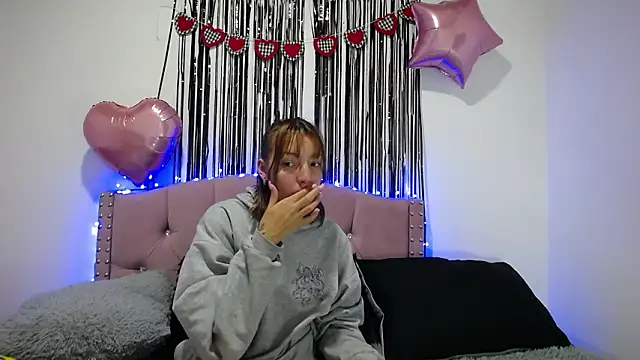 Snapshot of emily_cooper_pym chatting on February 2026 12:34:02 PM emily cooper pym online show from February 2026 12:34:02 PM