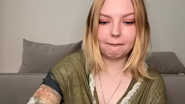 Snapshot of Ophelia_Ritz chatting on June 2026 07:03:02 AM Ophelia Ritz online show from June 2026 07:03:02 AM