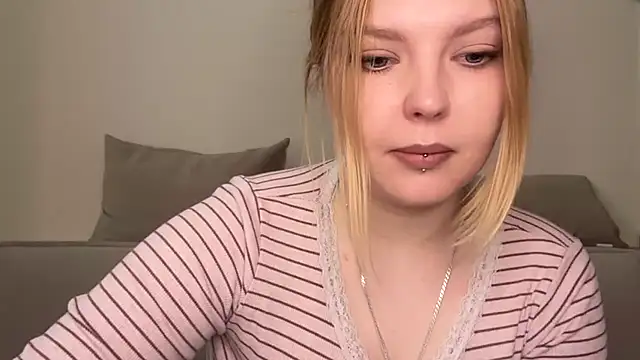 Snapshot of Ophelia_Ritz chatting on June 2026 05:07:02 AM Ophelia Ritz online show from June 2026 05:07:02 AM