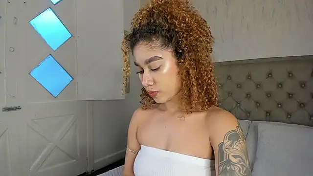 Snapshot of Sienna_brunette chatting on February 2026 12:07:01 PM Sienna brunette online show from February 2026 12:07:01 PM