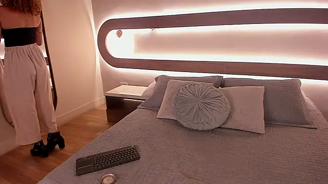 Snapshot of Sienna_brunette chatting on February 2026 12:15:02 PM Sienna brunette online show from February 2026 12:15:02 PM