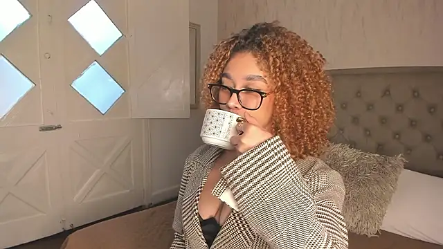 Snapshot of Sienna_brunette chatting on February 2026 12:06:02 PM Sienna brunette online show from February 2026 12:06:02 PM