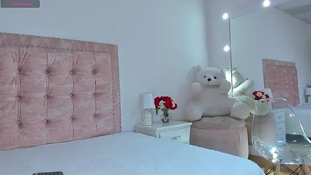 Jennifer Lee  online show from April 2026 08:01:02 PM