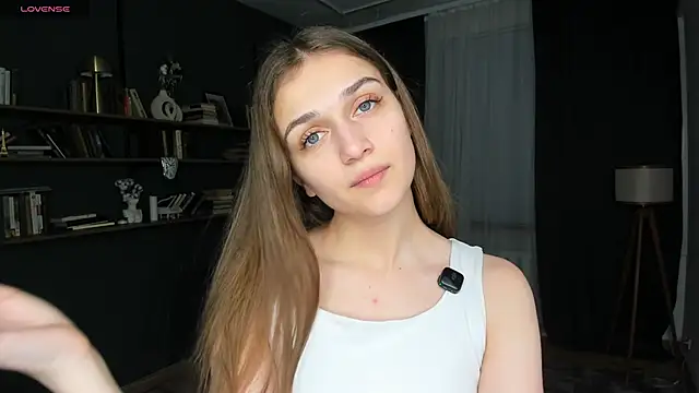 JuliannaLeiding online show from April 2026 07:09:01 PM