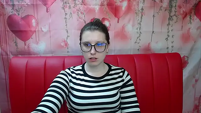 Snapshot of LilianaShine chatting on May 2026 05:00:01 AM LilianaShine online show from May 2026 05:00:01 AM