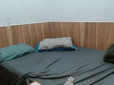 LatinLeone online show from April 2026 07:28:02 PM