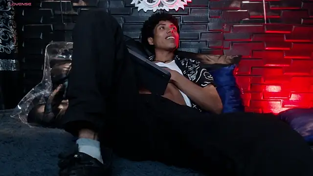 Snapshot of Walkers05 chatting on February 2026 12:23:01 AM Walkers05 online show from February 2026 12:23:01 AM