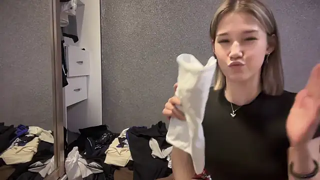 lilXdomiii online show from February 2026 01:40:01 PM