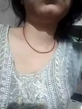 Julilodhi8695 online show from April 2026 10:36:01 PM