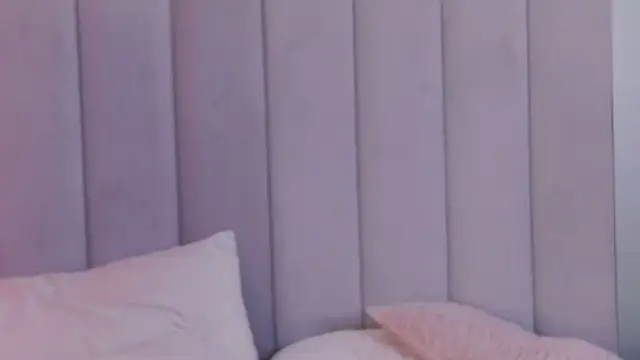 Snapshot of EileenElfie chatting on March 2026 05:19:01 AM EileenElfie online show from March 2026 05:19:01 AM