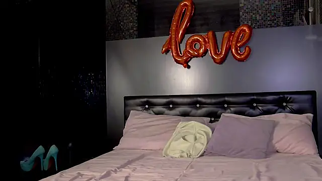 Snapshot of EileenElfie chatting on February 2026 03:40:02 AM EileenElfie online show from February 2026 03:40:02 AM